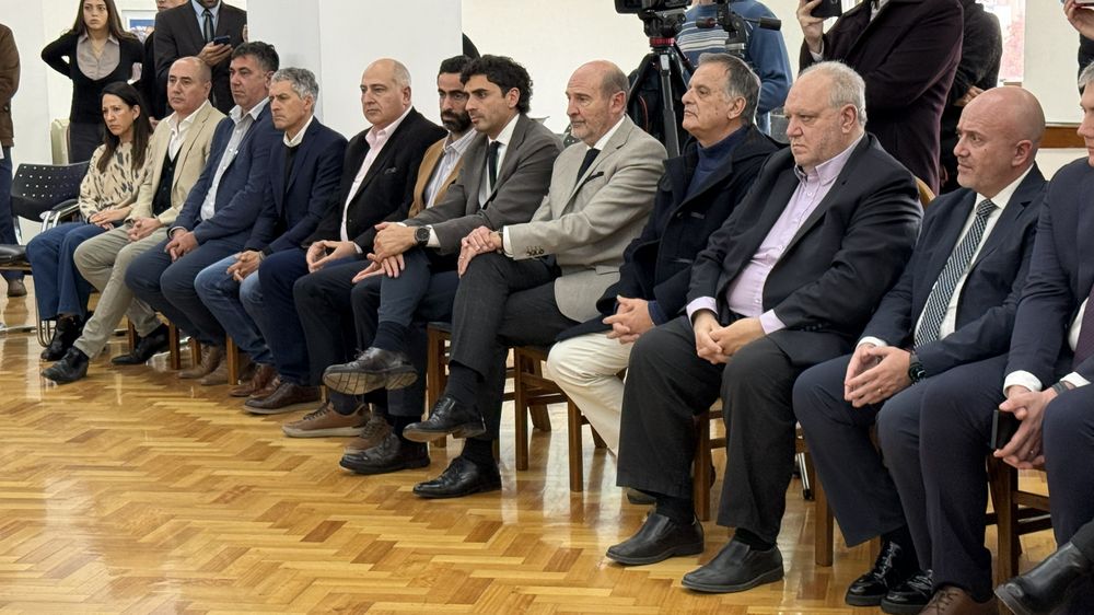 Funcionarios provinciales, directivos del Banco Nación y representantes de cámaras empresariales participaron del anuncio realizado en Casa de Gobierno.