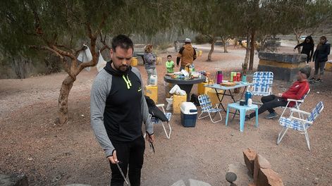 Los Andes | Llegan los días agradables y los mendocinos eligen los paradores camino a Cacheuta para comerse un asado. La familia Martínez eligió el parador Parque Miradores de Luján para comer un asado. Foto: Ignacio Blanco / Los Andes