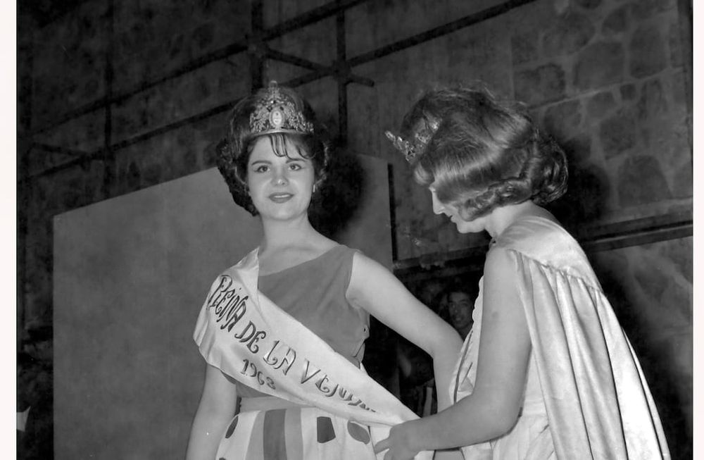 El 9 de marzo del 1963 se realizó por primera vez el acto central de la Fiesta Nacional de la Vendimia en el Teatro griego Frank Romero Day. Se llamó Vendimia inolvidable. Como dato curioso fue que se notó muchas sillas vacías entre el público.Elba Espósito salió electa como la reina y representó a San Martín.Fotografía inédita del Archivo General de la Provincia de MendozaFoto: Orlando Pelichotti / Los Andes