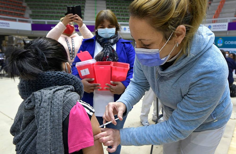 La Sociedad Argentina de Pediatría dijo que las vacunas contra el Covid en chicos demostraron ser “seguros y eficaces”. Foto: Orlando Pelichotti / Los Andes