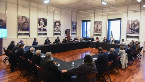 En la Rosada, Cafiero y Guzmán arrimaron posiciones con empresarios, sindicalistas y piqueteros, para involucrarlos en la negociación con el Fondo Monetario.