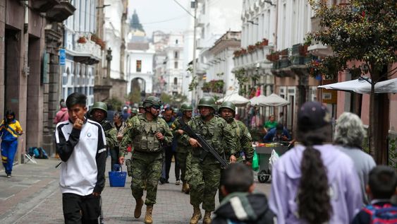 QUI01. QUITO (ECUADOR) 09/01/2024.- Soldados ecuatorianos patrullan por una calle hoy, en Quito (Ecuador). El presidente de Ecuador, Daniel Noboa, decretó desde este lunes el estado de excepción debido a los hechos de violencia en el país lo que permite a las Fuerzas Armadas apoyar a la Policía en labores de seguridad. EFE/ José Jácome