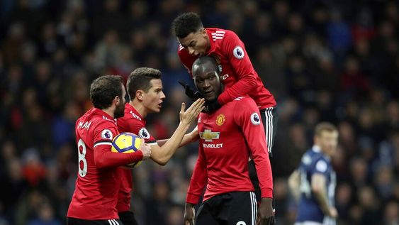 El Manchester United le ganó al West Bromwich y achicó distancia con el líder City