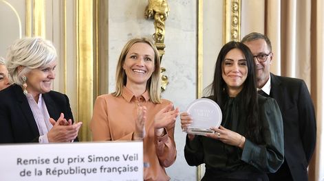 Una organización argentina que trabaja en temas de género recibió el Premio Simone Veil de la República Francesa y se transformó en la primera en el país en recibirlo. Recibió el premio la abogada Florencia Zerdá en París.&nbsp;