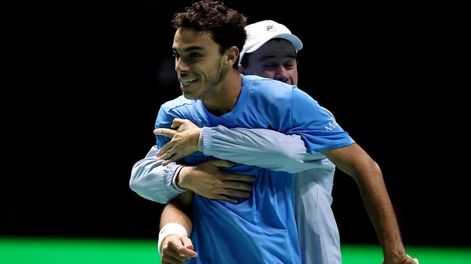 Guillermo Coria, el entrenador argentino, abraza a Francisco Cerúndolo tras el 2-0 en la serie. Foto: NA