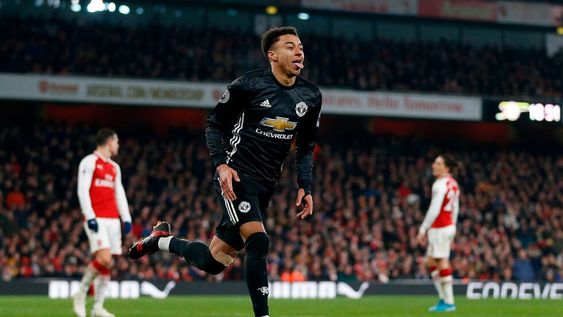Manchester United derrotó a Arsenal y le metió presión al City