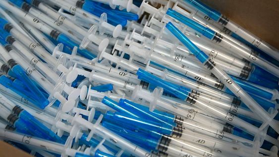 Con el arribo de vacunas Moderna se habilitará la segunda dosis a menores de 30 años en los próximos días. Foto: Orlando Pelichotti / Los Andes