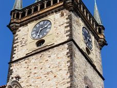 Torre con relojes. Foto: Freepik.