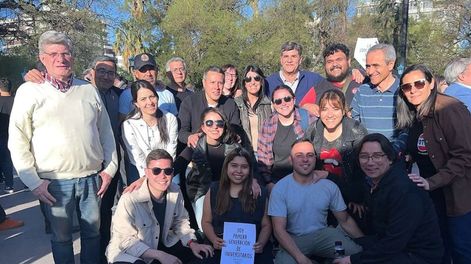 Los Andes | El intendente de Junín, Mario Abed, junto a jóvenes radicales en la marcha por la defensa al financiamiento universitario. Foto: IG @ucrjuninmza