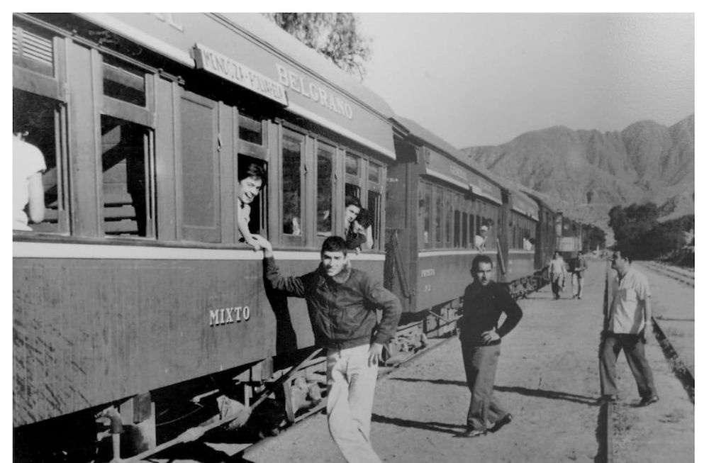 Tren a Chile Colección de fotografías históricas del Ferroclub Trasandino MendozaVagones de madera con pasajeros rumbo a Chile, del Ferrocarril Belgrano Trasandino, Foto Julio MonzalvoFoto: Orlando Pelichotti