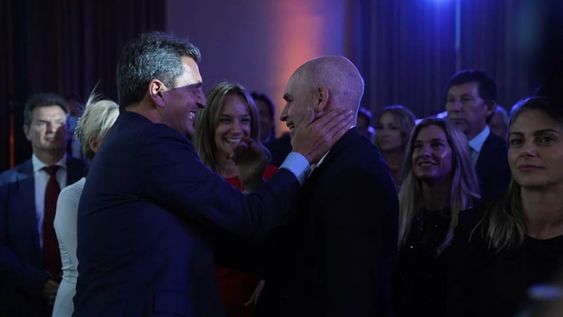 Sergio Massa, presidente de la Cámara de Diputados, y Horacio Rodríguez Larreta, jefe de Gobierno porteño, este martes en la cena por los 40 años de Conciencia. (Martín Bonetto/Clarín)