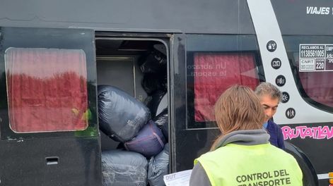 Control de la Comisión Nacional de Regulación del Transporte (CNRT). Un colectivo con destino a “la Saladita” en mendoza fue reteindo por autoridades por llevar pasajeros en condiciones de riesgo