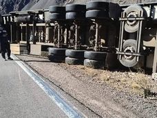 Alta montaña: un camión cargado con manzanas volcó en la Ruta 7.
