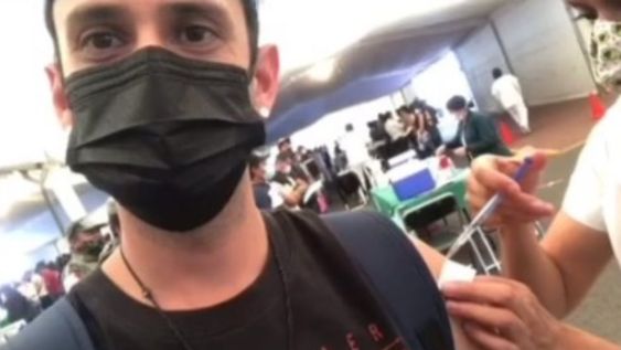 Un hombre fue a vacunarse, pero hubo un problema con al aguja y el líquido saltó por el aire.