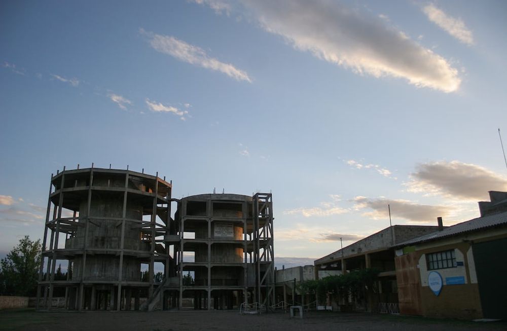La bodega Faraón realiza visitas guiadas que contemplan relatos de su historia con tintes de suspenso y misterio. Fue uno de los establecimientos más importantes del país y hoy alberga un museo / Marcelo Rolland
