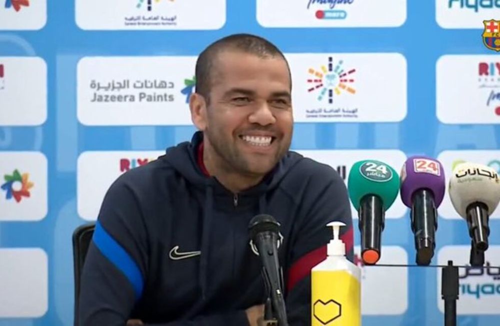 Dani Alvez, en conferencia de prensa, cuando se cortó la luz y su reacción hizo reír a todos los presentes en la rueda de prensa.