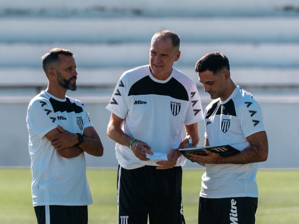 Junto a sus colaboradores, Darío Franco comenzó a delinear el partido del próximo viernes, frente a Vélez Sarsfield.