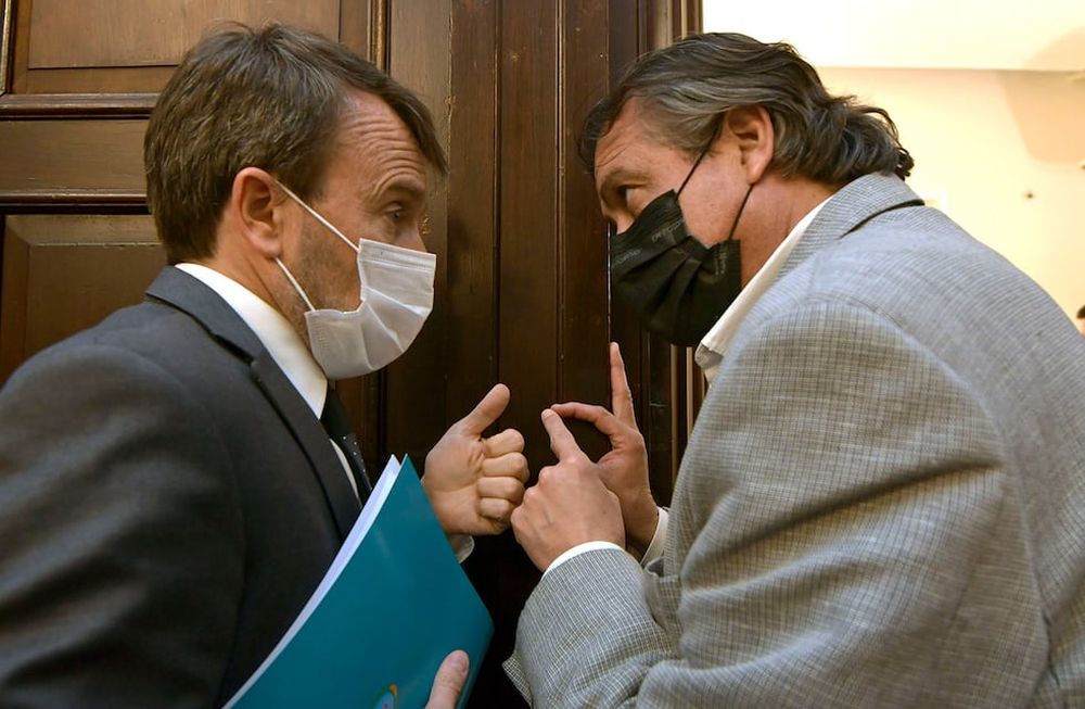 El entonces ministro de Hacienda Lisandro Nieri presentó el 30 de setiembre de 2021, junto al ministro de Gobierno Víctor Ibáñez, el proyecto de Ley del Presupuesto en la Legislatura provincial.Foto: Foto: Orlando Pelichotti