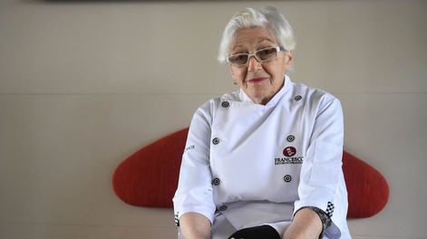 María Teresa Barbera ,La nonna opina sin son de crítica.