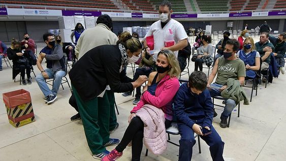El estadio cerrado Arena Aconcagua del Parque es uno de los principales centros de vacunación habilitados en la provincia. / Foto: Orlando Pelichotti