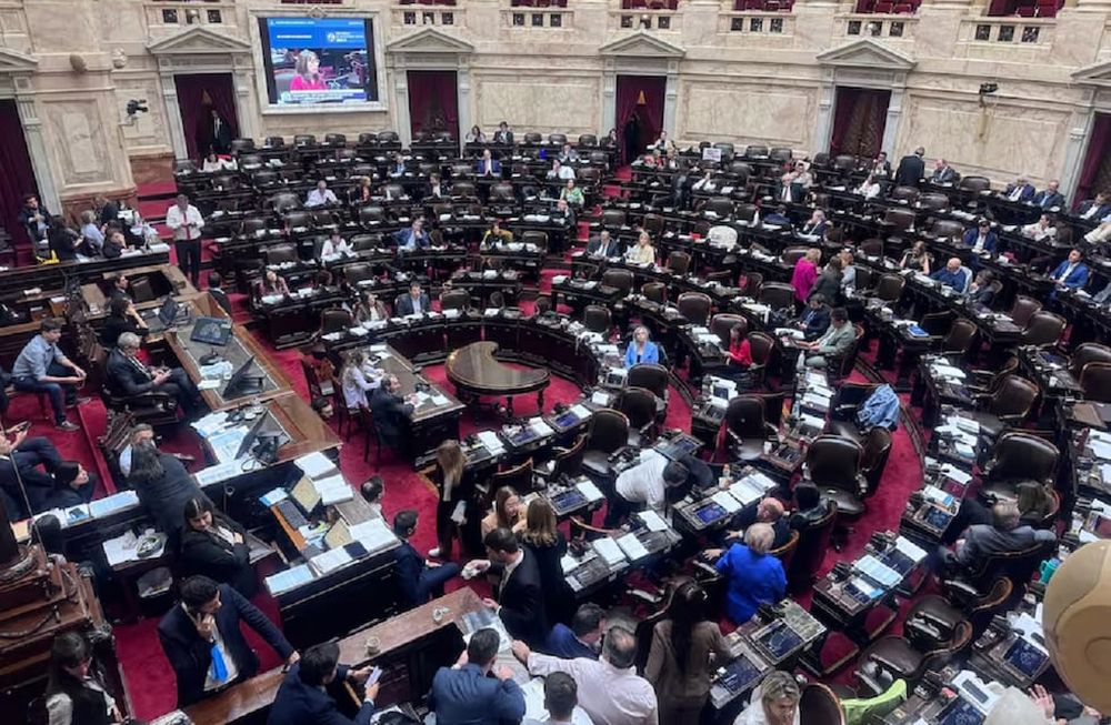 El diputado del PRO Damián Arabia presentó hoy un proyecto de ley que busca anular las pensiones vitalicias a ex presidentes y vicepresidentes condenados con sentencia firme.