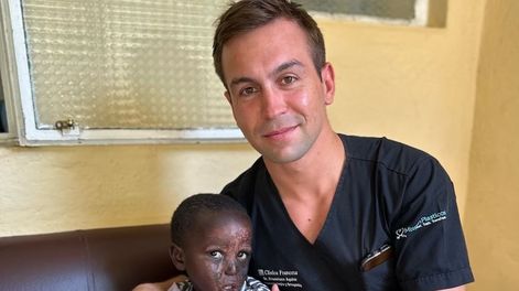 Francisco Aguiar con paciente quemado