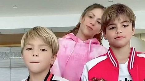 En este idioma se comunica Shakira con sus hijos Milan y Sasha. (Web)