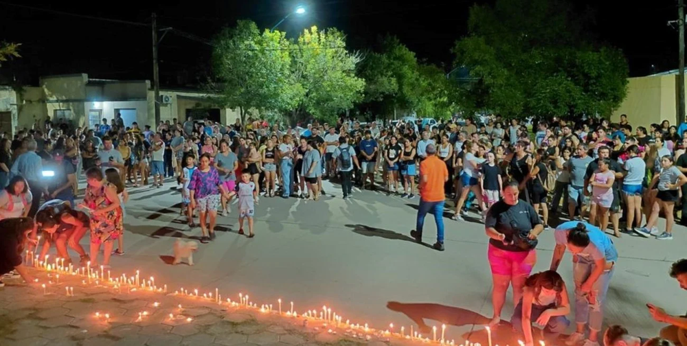 Desde las horas posteriores al hecho, se concentraron frente a la escuela, donde colocaron velas y carteles para recordar al joven