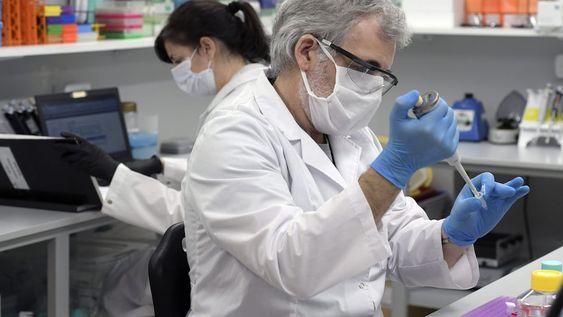 El técnico químico argentino Joaquín González y la bióloga Romina Pardo trabajan en el Laboratorio Inmunova, en Buenos Aires, donde se desarrolló el suero. Foto AFP.