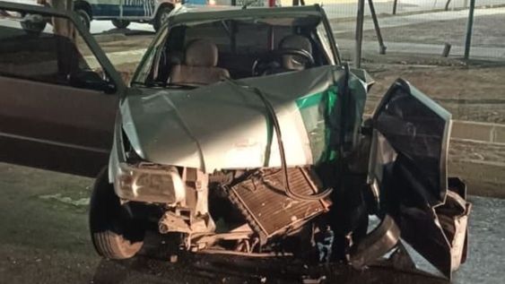 Bomberos rescataron a dos personas que chocaron contra un poste de luz: el conductor estaba alcoholizado.