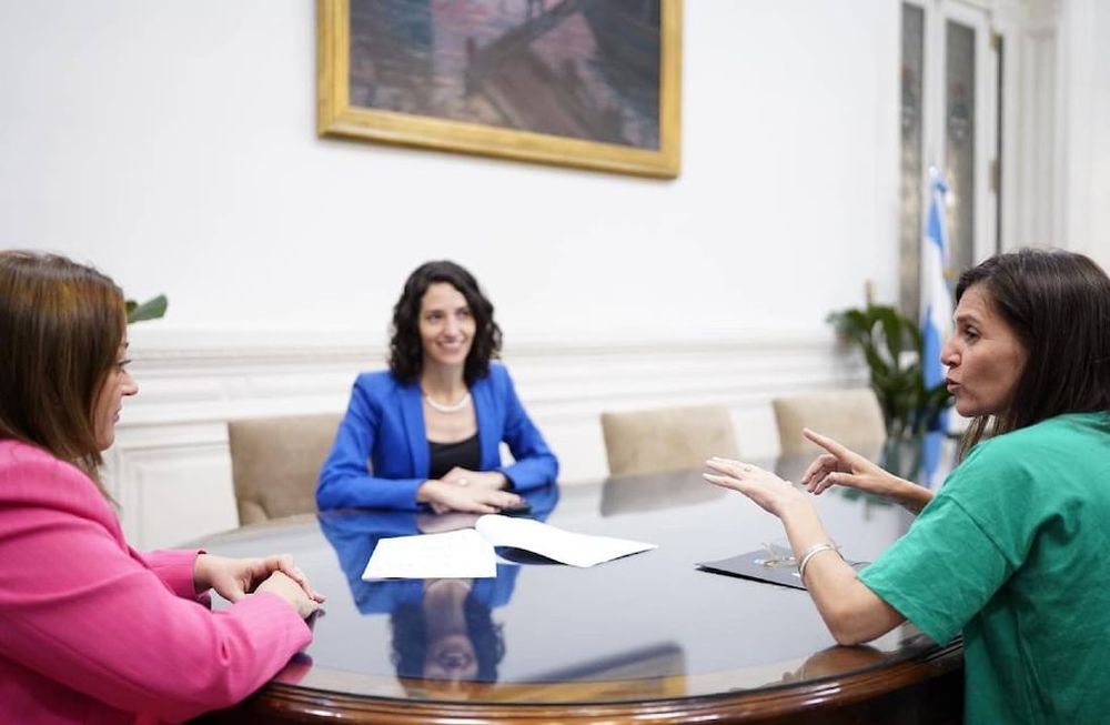 Fernanda Raverta, titular de la ANSES, junto a la presidenta de la Cámara de Diputados, Cecilia Moreu, y la diputada Paula Penacca (Foto: HCDN)