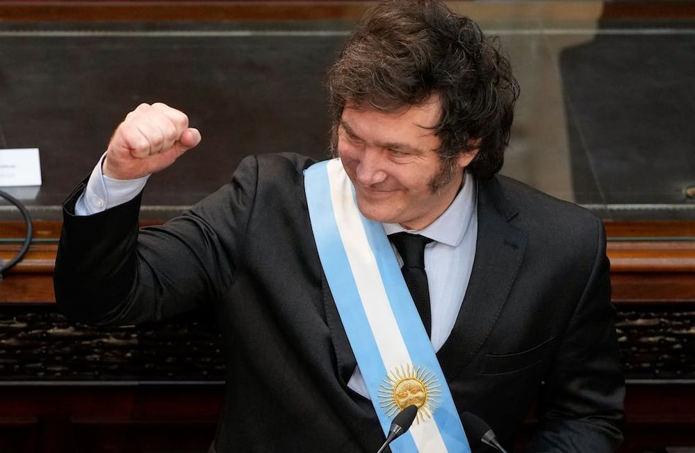 El presidente Javier Milei se dirige a los legisladores en la sesión de apertura legislativa en Buenos Aires, Argentina, el viernes 1 de marzo de 2024. El mandatario rechazó el viernes 15 de marzo que el Senado desechara parcialmente su megareforma para desregular la economía y dijo que planteará batalla en el trámite ante la Cámara de Diputados. (AP Foto/Natacha Pisarenko)