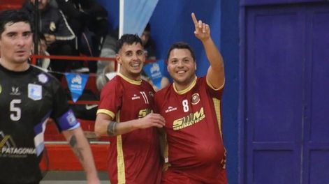 Los Andes | Martín Páez festeja con Nico Páez el tercer gol de Mendoza y se lo dedica a su pareja por su inminente paternidad.