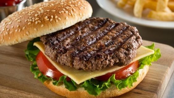 Hay que tener particular cuidado con la cocción de la carne, las hamburguesas pueden quedar mal cocidas y son muy consumidas por los niños. / imagen ilustrativa