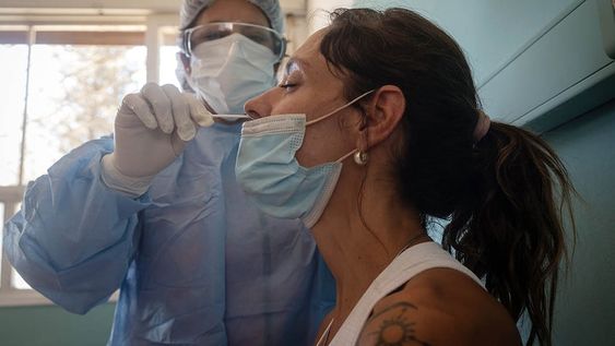 Luego de tres años del inicio de la pandemia, el Ministerio de Salud de la Nación le dio de baja al monitor de datos del coronavirus en Argentina.Foto: Ignacio Blanco / Los Andes