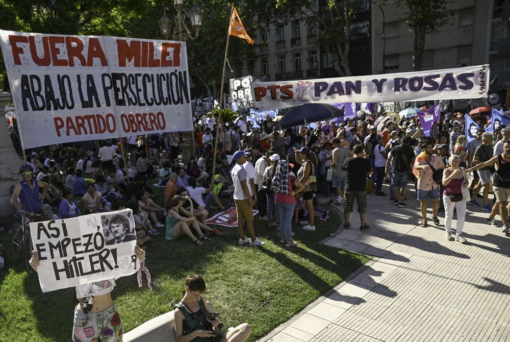 El colectivo LGTBIQ+ marcha esta tarde hacia Plaza de Mayo para rechazar del discurso del presidente Javier Milei en el Foro Económico de Davos. Foto: MAXIMILIANO LUNA/ NA