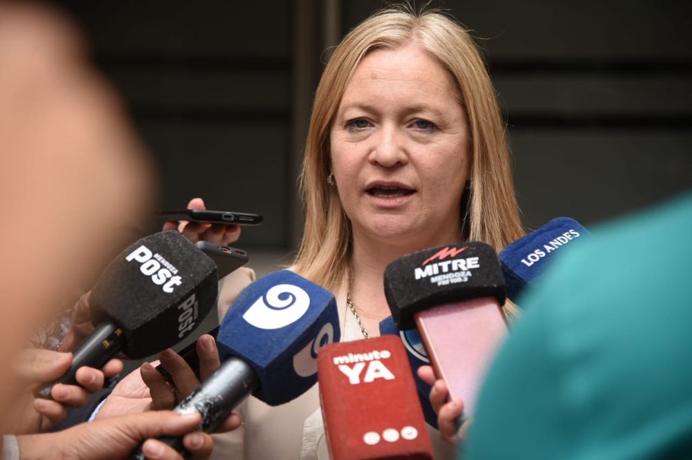 La vicegobernadora destacó la conducción de Cornejo durante la campaña y criticó la escasa presencia del ministro en el territorio. Petri replicó que su intención fue resaltar el rol de la secretaria general de la Presidencia en el armado nacional.