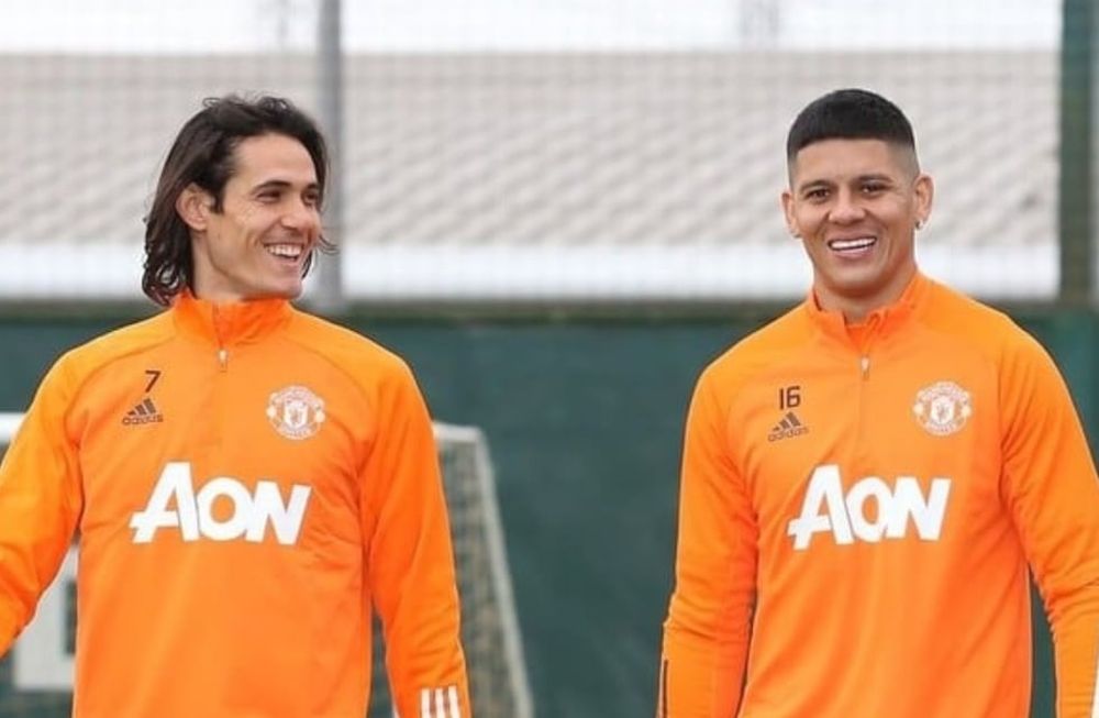 Cavani y Marcos Rojo, compañeros en el Manchester United