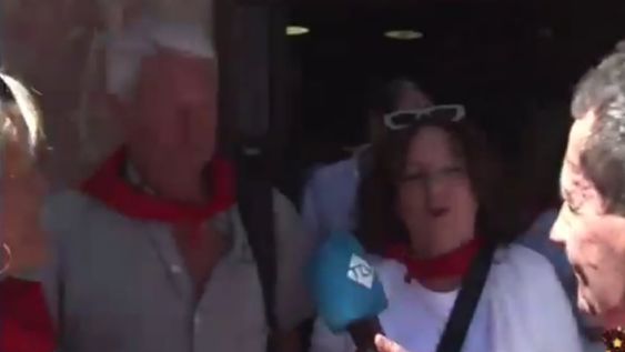 Una mujer española se ofreció como traductora de inglés durante una entrevista en la vía pública y frente a dos turista extranjeros. Sin embargo sabía solo dos frases.