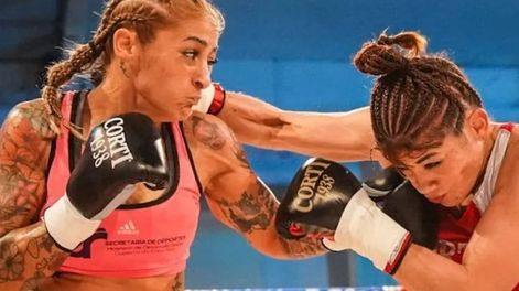 La entrerriana Débora Dionicius derrotó a la Tigresa Acuña y se quedó con el cetro Supergallo de la OMB. (TyC Sports)