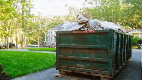 Confundió su dinero con basura y lo tiró.
