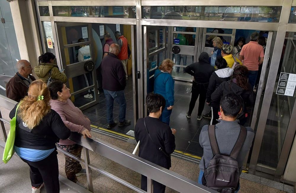 El presidente Javier Milei, en el pacto de Mayo, incluye la posibilidad de suscribirse a un sistema privado de jubilación. ¿Volverían las AFJP? Foto: Orlando Pelichotti / Los Andes