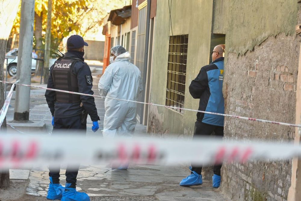  Policías trabajando en la casa donde fue descuartizado y quemado de César Darío Rodas (41), en Guaymallén. Foto: Daniel Caballero / Los Andes