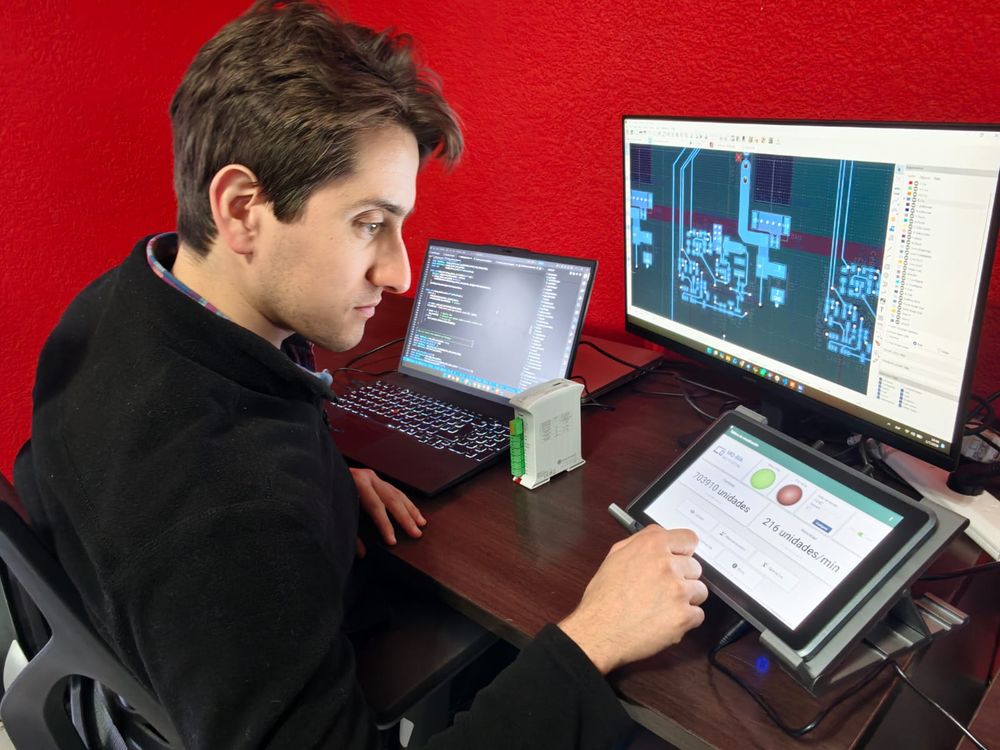 Su sistema MoTI permite monitoreo en tiempo real, análisis de datos y automatización de equipos industriales para mejorar la eficiencia y la productividad.