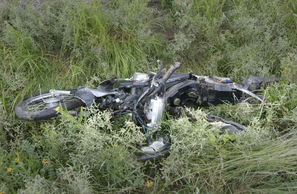 Motociclista atropellado y muerto en el Acceso Este: su rodado apareció varios metros alejados del lugar - Orlando Pelichotti / Los Andes