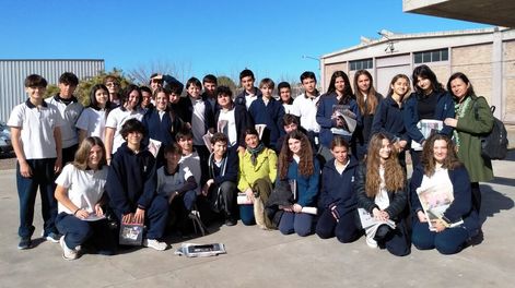 Todos los alumnos de 2º año A del Colegio “San José de los Hermanos Maristas”, de Ciudad, acompañados por sus profesoras, María Inés Montanari, Beatriz Sack y Mariana Immerso.