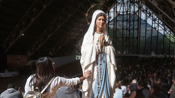 Este 11 de febrero, como cada año miles de fieles y devotos de la virgen de Lourdes se hacen presente en este aniversario de su aparición a la Santa Bernardita. Foto: Ignacio Blanco / Los Andes