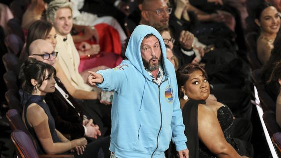  El actor Adam Sandler actúa entre el público durante la 97ª ceremonia anual de los Premios Óscar en el Teatro Dolby del barrio de Hollywood de Los Ángeles, California, EE.UU., el 02 de marzo de 2025. EFE/EPA/ALLISON DINNER