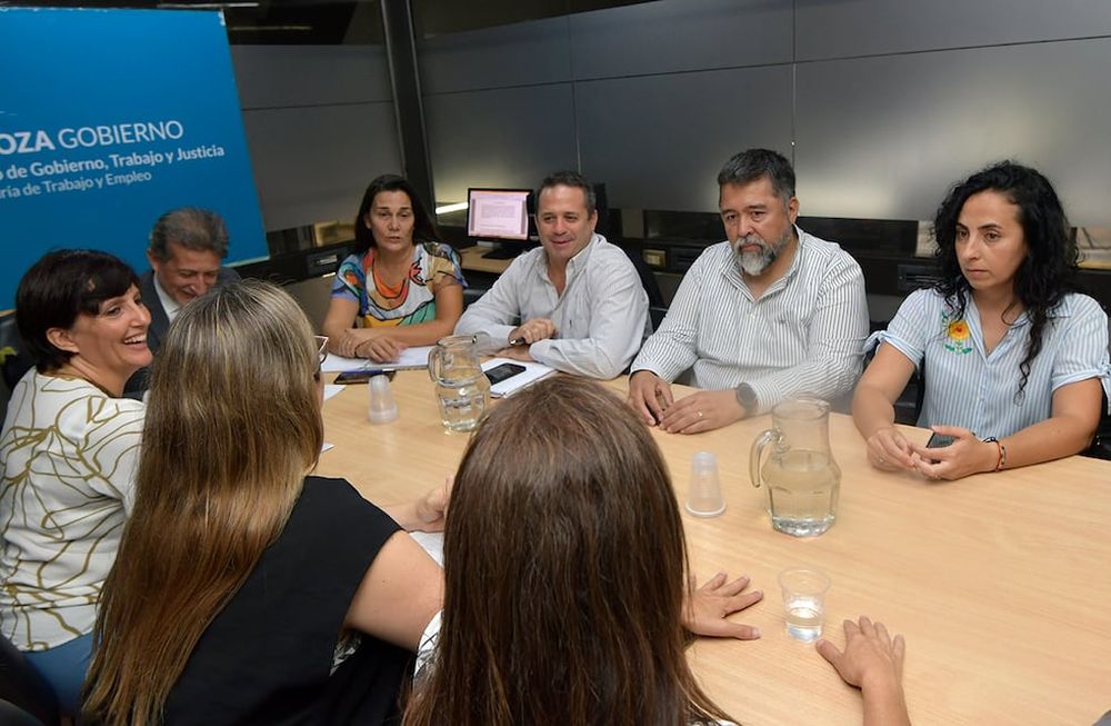 El Sindicato Unido de Trabajadores de la Educación (SUTE) en la Subsecretaría de Trabajo. A última hora firmaron acuerdo.Foto: Orlando Pelichotti