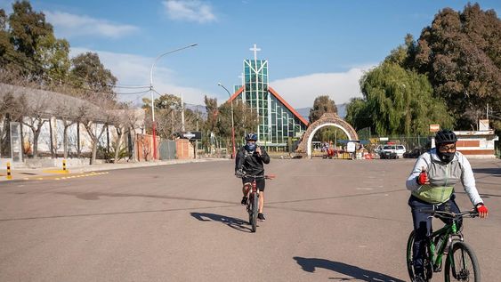 El lugar, antes lleno de ruido y de música potente de los boliches, ha conseguido ofrecer un ambiente apacible, elegido por los que quieren gozar de los paisajes naturales. También se destaca el imponente templo. / Ignacio Blanco